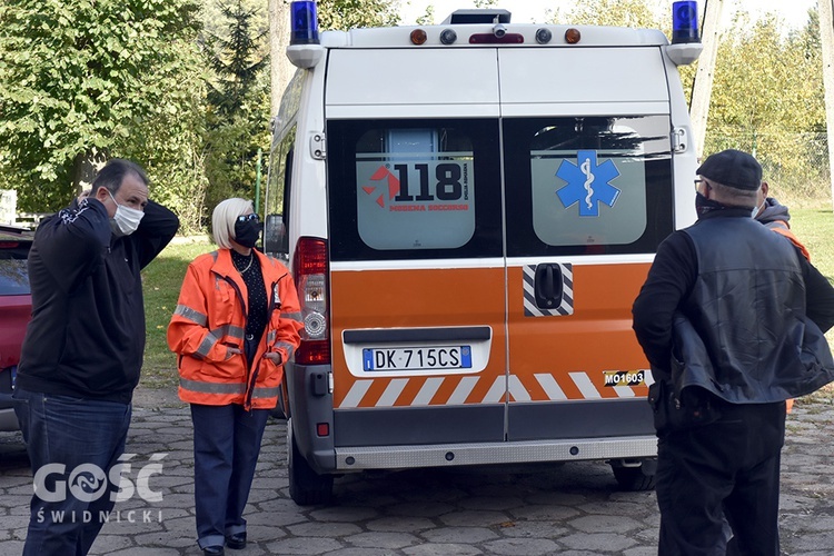 Odebranie ambulansu przez Caritas