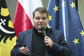 Ks. Łukasz Saczyński opowiadał o swojej pracy z ministrantami, która jest przedłużeniem misji nauki szkolnej.