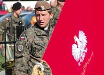 Ksiądz podporucznik jest kapelanem i jednocześnie wikariuszem oraz katechetą w parafii w Boczowie.