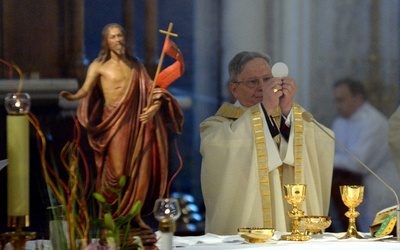 Bp Henryk Tomasik dziękuje za odważne wyznanie wiary, które wyraża się także przez poszanowanie tego, co święte. "Najświętsza jest Eucharystia" - napisał ordynariusz.