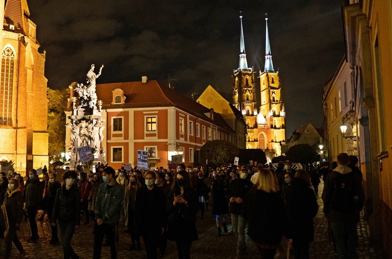 Kolejny protest pod katedrą: czarny habit, Psalm 62 i lista przebojów