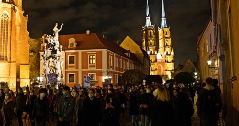 Kolejny protest pod katedrą: czarny habit, Psalm 62 i lista przebojów