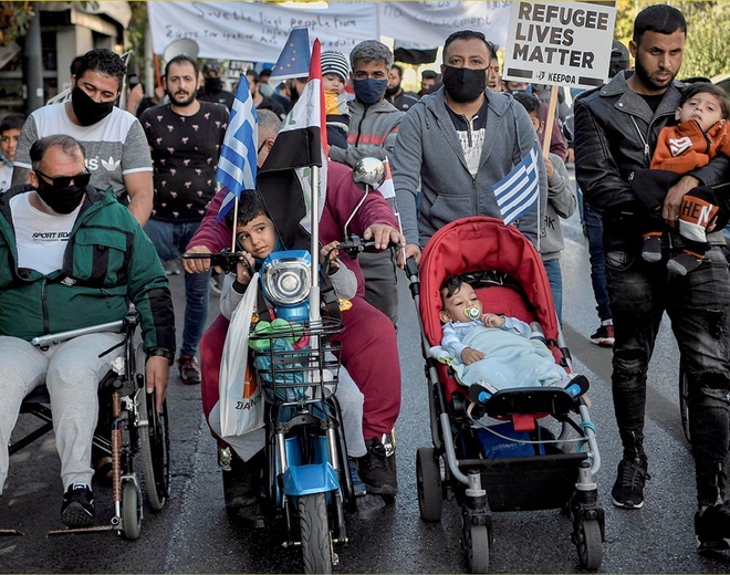 Uchodźcy protestują przed biurami Unii Europejskiej w Atenach. Domagają się azylu i włączenia do unijnego programu przesiedleń. 
20.10.2020 Ateny, Grecja