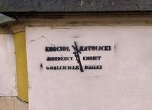 Napisy na murach bazyliki w Trzebnicy. Wierni reagują
