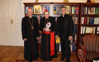 Od lewej: abp Stanisław Budzik, kard. Kurt Koch i ks. Robert Biel.