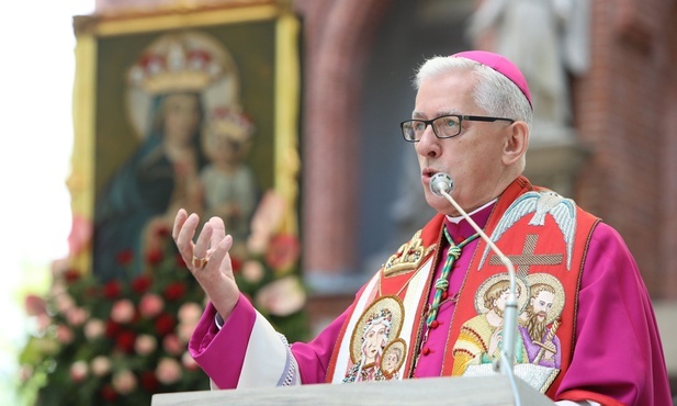 Archidiecezja. Abp Skworc apeluje o modliwę