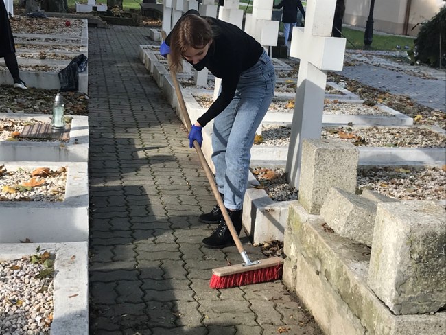 Wolontariusze sprzątają cmentarz