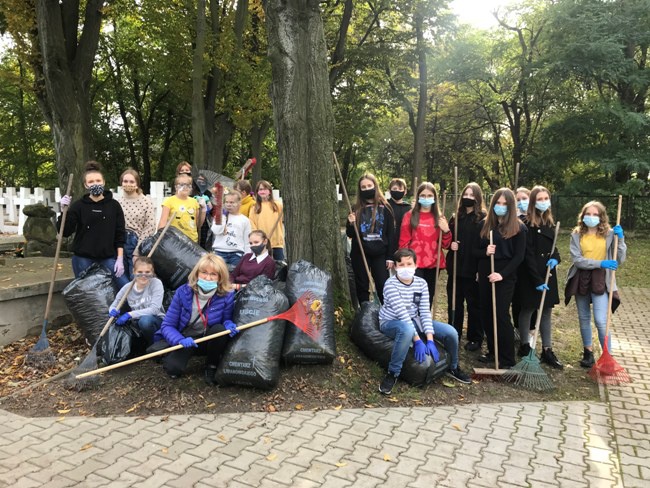 Wolontariusze sprzątają cmentarz