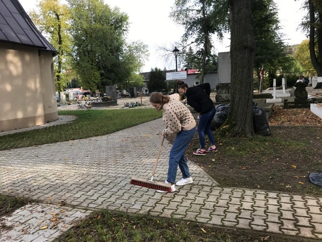 Wolontariusze sprzątają cmentarz