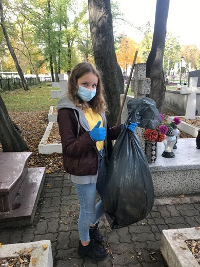 Wolontariusze sprzątają cmentarz