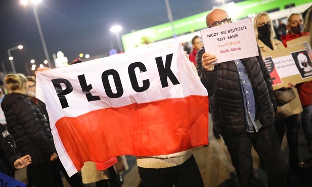 Proboszcz wycofał zawiadomienie ws. napisu na murze katedry - młodzi ludzie przeprosili