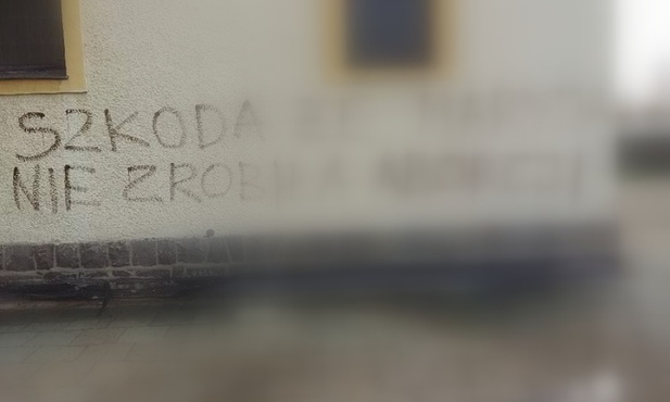 Napis na kościele w Ostropie już usunięty