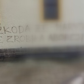Napis na kościele w Ostropie już usunięty