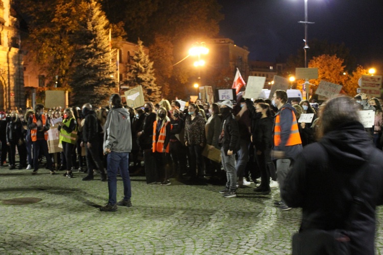 Po dwóch stronach barykady