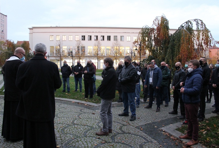 Legnica. Protestujący i obrońcy