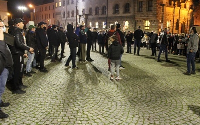 Legnica. Protestujący i obrońcy