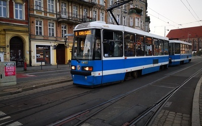 Na cmentarze komunikacją miejską [odwołane]