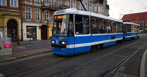 Na cmentarze komunikacją miejską [odwołane]