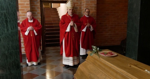 Bp Zbigniew Zieliński oraz kapłani modlą się przy trumnie abp. Tadeusza Gocłowskiego.