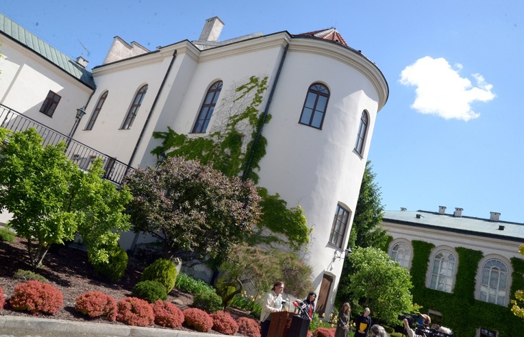 Dziedziniec Muzeum J. Malczewskiego w maju. Przy mikrofonie Marek Słupek, autor projektu.