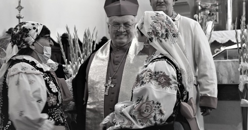 Biskup Józef Zawitkowski w Domaniewicach.