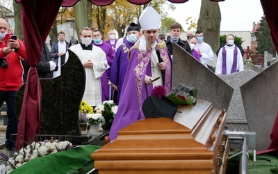 Kapłan pochowany został na cmentarzu w Pucku.