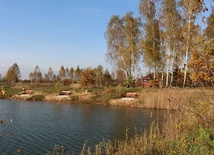 Zbiornik w Trześni ze stanowiskami dla wędkarzy.