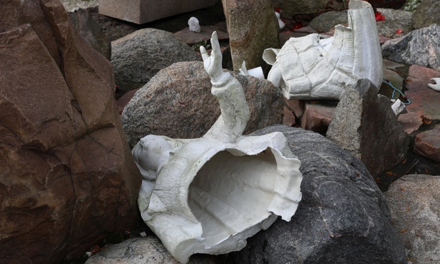 Zniszczone figury przy kościele w Chrząstawie Wielkiej