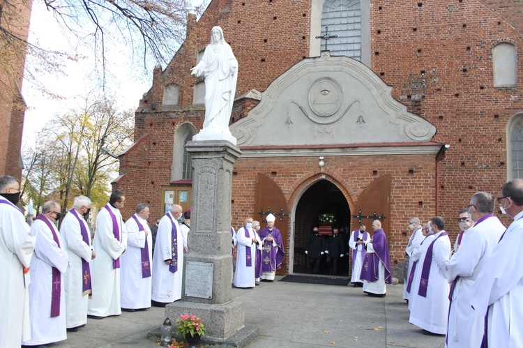 Maków Mazowiecki. Pogrzeb ks. kan. Andrzeja Nowakowskiego