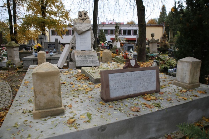 Odnowione zabytkowe nagrobki w Sandomierzu 