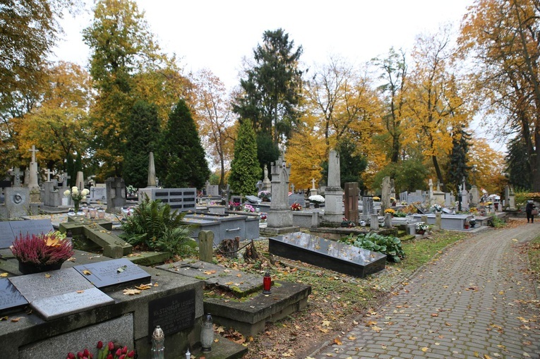 Odnowione zabytkowe nagrobki w Sandomierzu 