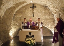Każdego roku arcybiskup przewodniczy Mszy św. w intencji zmarłych duszpasterzy.