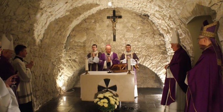 Każdego roku arcybiskup przewodniczy Mszy św. w intencji zmarłych duszpasterzy.