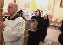 Relikwie bł. Marii Luizy zostały wprowadzone do parafii  pw. Świętej Rodziny w Legnicy w Światowy Dzień Chorego.