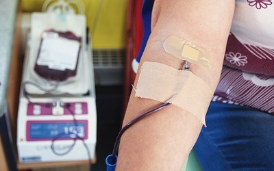 Procedura donacji  jest podobna  do krwiodawczej.