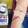 Procedura donacji  jest podobna  do krwiodawczej.