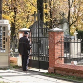 Krakowianie przychodzili pod bramy, by pomodlić się za swoich bliskich.