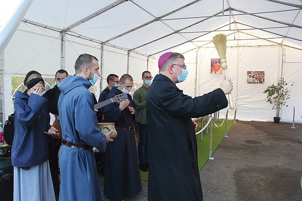 Biskup Zadarko poświęcił namiot i zaprosił do środka czekających na obiad.