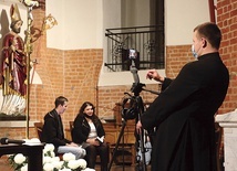 ▲	Wytyczne sanitarne w ostatnich miesiącach pozwoliły kapłanom opanować sztukę organizacji wydarzeń w sieci.