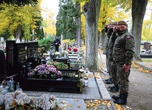 ▲	Żołnierze WOT od lat odwiedzają i porządkują te miejsca.