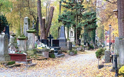 Puste nekropolie 1 i 2 listopada nie oznaczały, że zabrakło modlitwy za zmarłych.