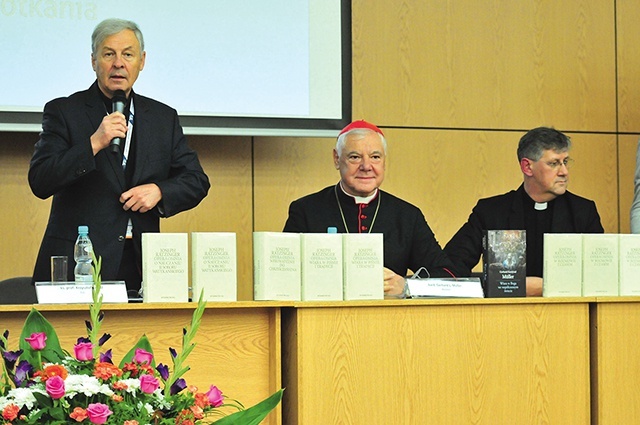 Ksiądz prof. Góźdź podczas promocji na KUL. Obok kard. G. Müller.