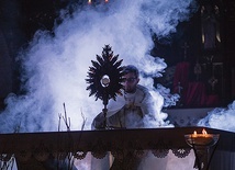 ▲	Wszędzie pośród świętych stał Jezus obecny w Eucharystii.