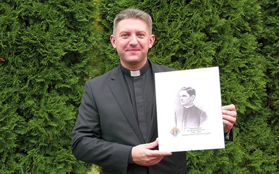 ▲	Kapłan prezentuje portret bł. ks. Michaela McGivneya, który został wyniesiony na ołtarze 31 października br.