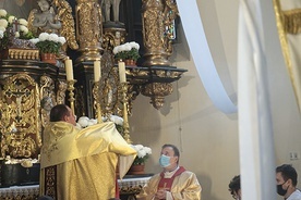 ▲	Błogosławieństwo eucharystyczne zabytkową monstrancją z XVII wieku. 