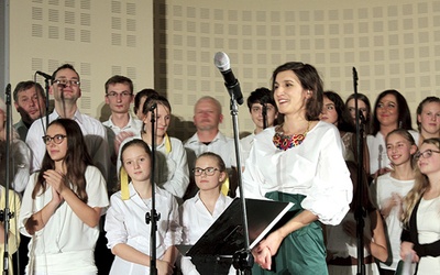 ▲	Gabriela Blacha z zespołem podczas Wesołego Wędrownika w Centrum Edukacyjnym im. Jana Pawła II w Gliwicach w 2017 roku. 