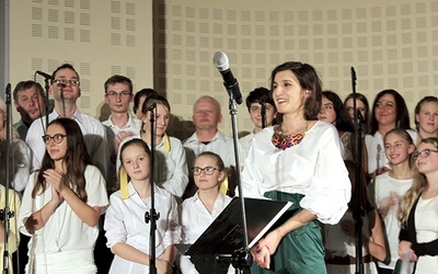 ▲	Gabriela Blacha z zespołem podczas Wesołego Wędrownika w Centrum Edukacyjnym im. Jana Pawła II w Gliwicach w 2017 roku. 