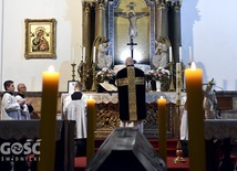 Ks. Dominik Ostrowski w czasie celebrowania Mszy św. w kościele pw. Krzyża Świętego.