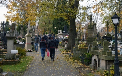 Od 3 do 8 listopada cmentarz rzymskokatolicki w Radomiu otwarty jest od godz. 6 do 23.