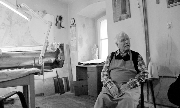 Georg Mitschke w swojej pracowni w klasztorze na Górze Świętej Anny (październik 2016).